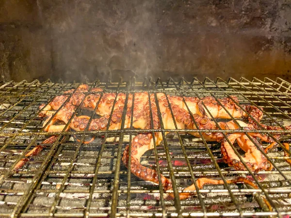 Los Pulpos Recién Sacados Del Mar Egeo Cocinan Fuego Parrilla —  Fotos de Stock
