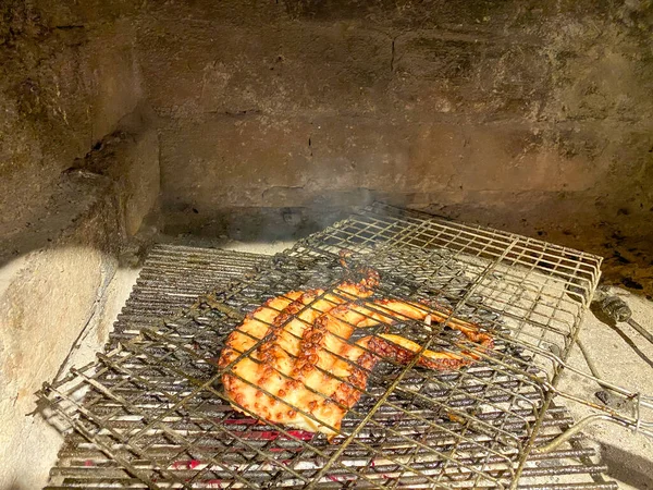Χταπόδια Που Βγαίνουν Φρέσκα Από Αιγαίο Μαγειρεύονται Στη Φωτιά Στη — Φωτογραφία Αρχείου