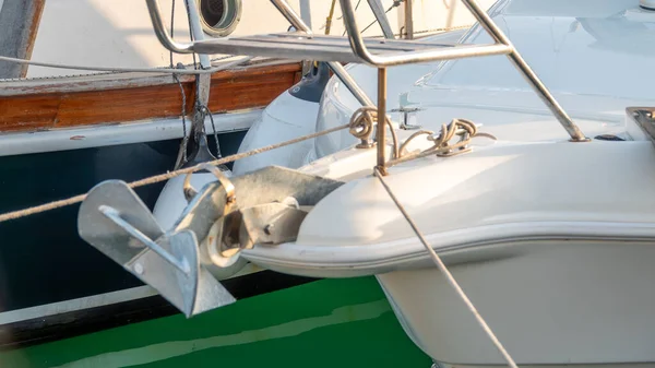Närbild Skrovet Yacht Båge Och Ankare — Stockfoto