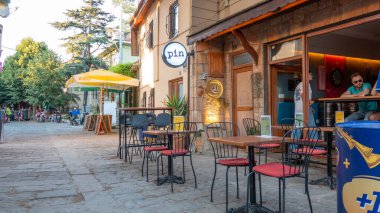 Gkeada, anakkale, Türkiye 3 Ağustos 2023: Gökçeada 'nın dar sokaklarındaki hediyelik eşya dükkanları, kafeler ve restoranlar. Gökçeada Türkiye 'nin en büyük adasıdır.