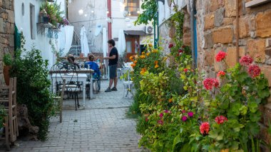 Gökçeada, Çanakkale, Türkiye, 27 Temmuz 2023: Türkiye 'nin en büyük adası, önceleri Yunanlıların yaşadığı rahat bir balıkçı köyü. Gökçeada plajlarla, tarihi taş evlerle dolu.