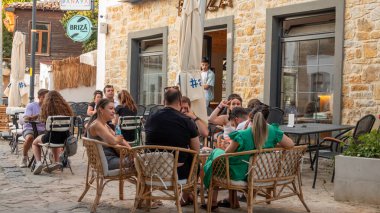 Gökçeada, Çanakkale, Türkiye, 27 Temmuz 2023: Türkiye 'nin en büyük adası, önceleri Yunanlıların yaşadığı rahat bir balıkçı köyü. Gökçeada plajlarla, tarihi taş evlerle dolu.