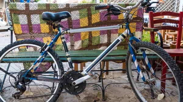 Una Bicicleta Aparcada Calle Con Fondo Manta Lana Retro —  Fotos de Stock