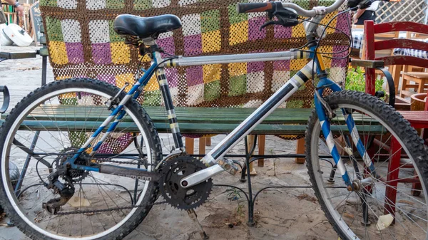 Una Bicicletta Parcheggiata Sulla Strada Con Uno Sfondo Coperta Lana — Foto Stock