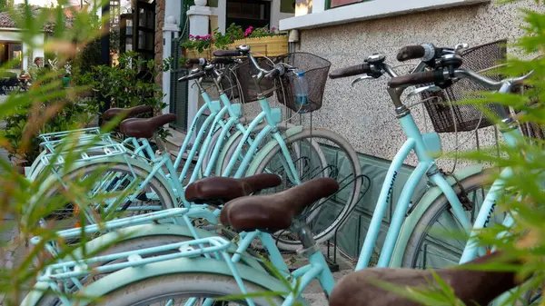 ゴケサダ カナカレ トルコ 2023 ギャカダ市内中心部のヴィンテージ自転車とストリートビュー — ストック写真