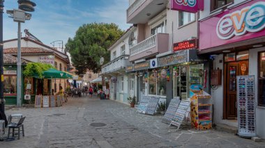 Gökçeada, Çanakkale, Türkiye 3 Ağustos 2023: Gökçeada 'nın dar sokaklarındaki hediyelik eşya dükkanları, kafeler ve restoranlar. Gökçeada Türkiye 'nin en büyük adasıdır.