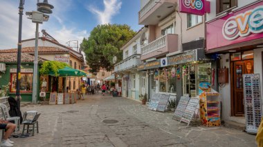 Gökçeada, Çanakkale, Türkiye 3 Ağustos 2023: Gökçeada 'nın dar sokaklarındaki hediyelik eşya dükkanları, kafeler ve restoranlar. Gökçeada Türkiye 'nin en büyük adasıdır.