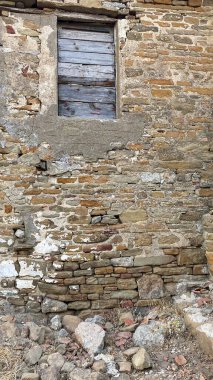 Terk edilmiş Yunan köyü Derekoy 'da (Schinoudi) yıkılmış bir ev - Türk Ege adası Gökçeada Çanakkale Türkiye