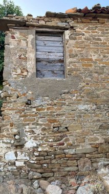 Terk edilmiş Yunan köyü Derekoy 'da (Schinoudi) yıkılmış bir ev - Türk Ege adası Gökçeada Çanakkale Türkiye