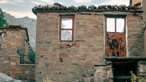 Gkeada 'nın en turistik yerlerinden biri olan Tepeky (Agridia) adlı Yunan köyündeki harabe ev - Türk Ege Adası Gkeada. Anakkale, Türkiye