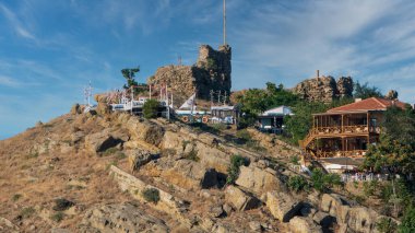 Gökçeada, Canakkale, Türkiye 8 Ağustos 2023: Gökçeada 'daki Kalekoy Kalesi yakınlarındaki' Poseidon 'Balık Restoranları. Türkiye 'nin en büyük adası olan Gökçeada, Çanakkale ilinin turistik bir ilçesidir.