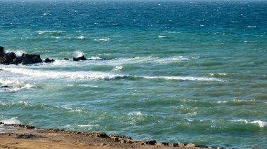 Rüzgarlı bir günde Ege Denizi 'nde kayalar, denizde deniz köpüğü ve kayalar, Gökceada, Imbros adası. Ege Türkiye