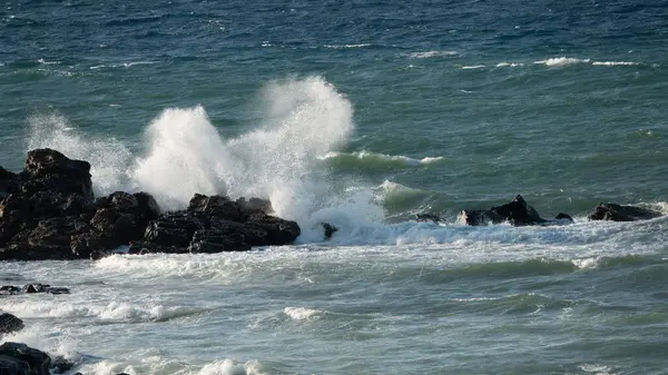 風の強い日にエーゲ海の岩を飛ばす波 イムブロス島のゴケサダ海の海の泡と岩 エーゲ海 トルコ — ストック写真