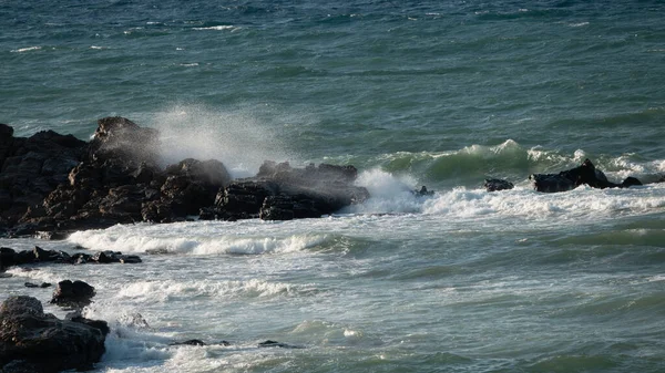 Olas Salpicando Las Rocas Mar Egeo Día Ventoso Espuma Marina — Foto de Stock
