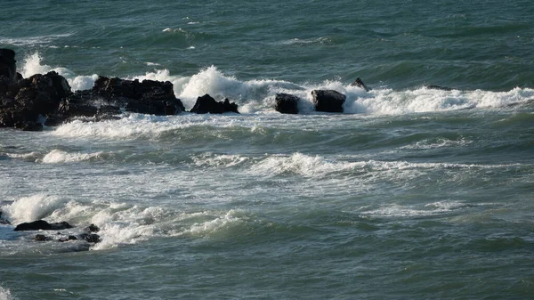 Хвилі Розмивають Скелі Егейському Морі Вітряний День Морську Піну Скелі — стокове фото