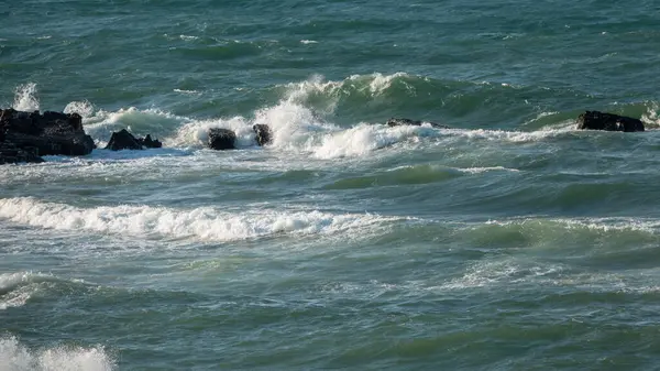 Rüzgarlı Bir Günde Ege Denizi Nde Kayalar Denizde Deniz Köpüğü — Stok fotoğraf