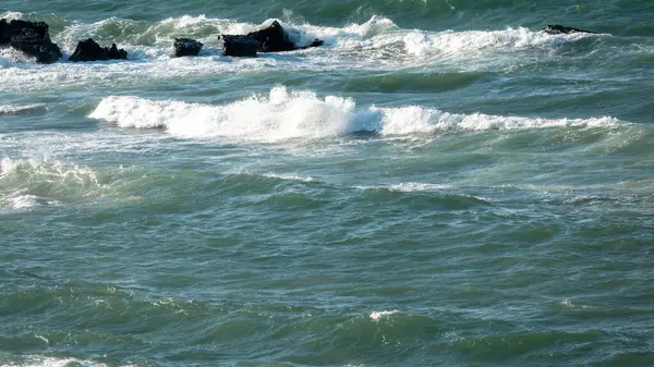 在一个多风的日子里 海浪在爱琴海的岩石上飞溅 在英布罗斯岛的歌卡达海的泡沫和岩石上飞溅 Aegean土耳其 — 图库照片