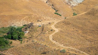 Sarı çimenli vadi manzarası, yeşil maki bitkileri ve Gökçeada 'da bir yaz günü patika. Hava görüntüsü. Çanakkale, Türkiye