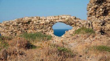Eski Kalekoy Kalekoy şatosu tarafından çerçevelenen Kalekoy deniz burnu - Türk Ege adası Gökçeada (Imbros) Çanakkale, Türkiye