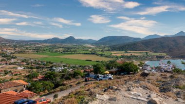 Kuzey Ege kıyısı ve Kalekoy Kalesi 'nin antik Kalekoy köyü manzarası. Gökceada-Imbros adası. Çanakkale, Türkiye