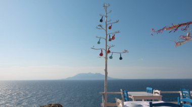 Ağaç dallarından sarkan balkabağı fenerleri Semendirek adasına karşı. Kabak lambası dış dekorasyon için kullanılan kurumuş kabaklardan yapılmıştır. Gökçeada, Çanakkale, Türkiye