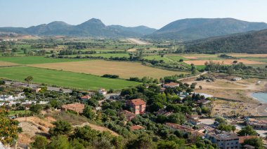 Kuzey Ege kıyısı ve Kalekoy Kalesi 'nin antik Kalekoy köyü manzarası. Gökceada-Imbros adası. Çanakkale, Türkiye