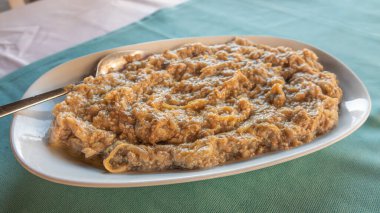 Geleneksel Türk yemekleri; zeytinyağı, geniş fasulye, soğan ve dereotlu taze fasulye salatası (Türkçe adı; i bakla) Akdeniz usulü fava fasulyesi.