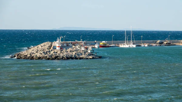 2023年8月18日 風の強い日にカレコイ港に停泊した釣りと観光ツアーボート 風が終わるのを待つ — ストック写真