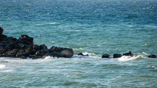 Olas Salpicando Las Rocas Mar Egeo Día Ventoso Espuma Marina — Foto de Stock