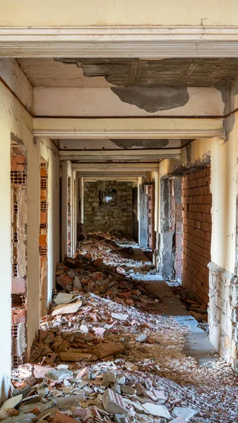 Corredor Edificio Hotel Abandonado Demolido Escombros Construcción Dispersos Alrededor —  Fotos de Stock