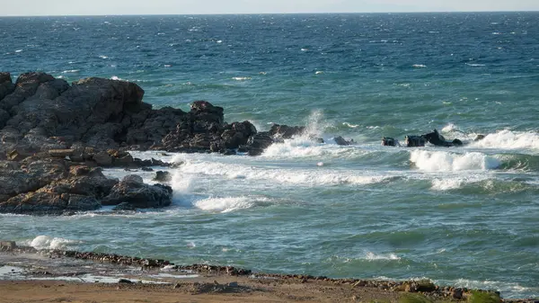 Valurile Stropesc Stâncile Din Marea Egee Într Vânturată Spumă Mare — Fotografie, imagine de stoc