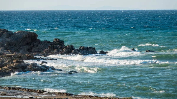 Rüzgarlı bir günde Ege Denizi 'nde kayalar, denizde deniz köpüğü ve kayalar, Gökceada, Imbros adası. Ege Türkiye