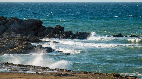 風の強い日にエーゲ海の岩を飛ばす波 イムブロス島のゴケサダ海の海の泡と岩 エーゲ海 トルコ — ストック写真