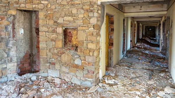 放棄され破壊された古いホテルの建物と建物の破片の回廊が散らばった — ストック写真