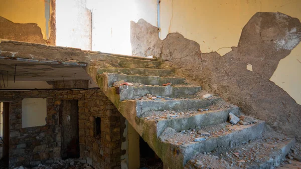 Лестница Крышу Заброшенного Разрушенного Старого Здания Гостиницы Строительного Мусора Разбросанного — стоковое фото