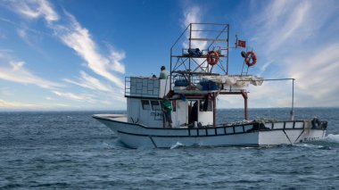 Gökçeada, Çanakkale, Türkiye 12 Eylül 2023: Akşamüstü denizden dönen bir balıkçı teknesi