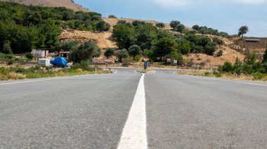 Düz asfalt yol ve doğal manzara