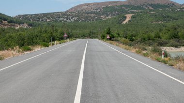 Düz asfalt yol ve doğal manzara