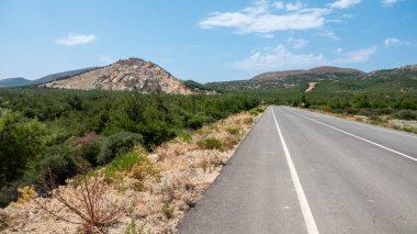 Düz asfalt yol ve doğal manzara