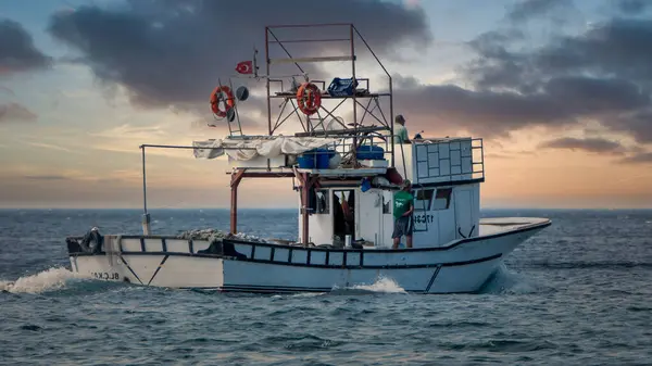 Gökçeada, Çanakkale, Türkiye 12 Eylül 2023: Akşamüstü denizden dönen bir balıkçı teknesi