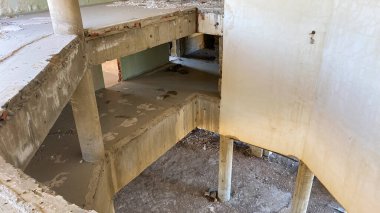 Terk edilmiş bir binanın iç ve dış detayları üst açıdan çekilmiş.