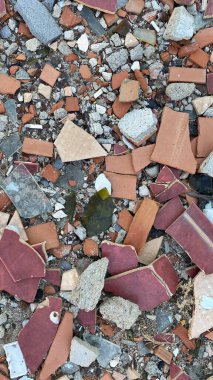 İnşaat atıkları, kırık cam parçaları, beton ve tuğla parçaları. Yıkım enkazı