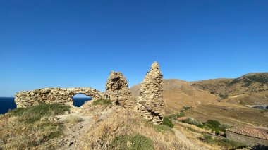 Gökçeada (Imbros) Kalekoy kale duvarlarıyla kıyı şeridi manzarası. Imbros Adası. Ege hindisi. Çanakkale