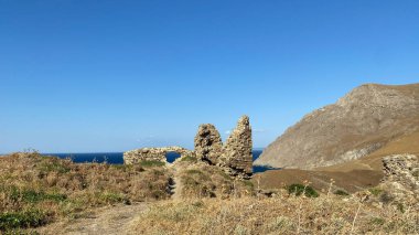 Gökçeada (Imbros) Kalekoy kale duvarlarıyla kıyı şeridi manzarası. Imbros Adası. Ege hindisi. Çanakkale