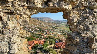 Kalekoy 'dan Bademli köyü antik Kalekoy şatosu tarafından çerçevelenmiştir - Türk Ege adası Gökçeada (Imbros) Çanakkale, Türkiye