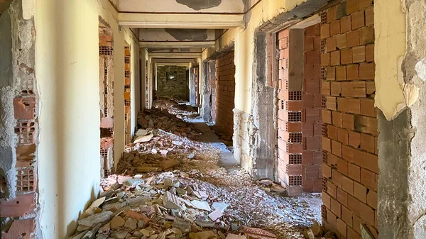 Korytarz Opuszczonego Zburzonego Starego Budynku Hotelowego Gruzu Budowlanego Rozrzuconych Wokół — Zdjęcie stockowe