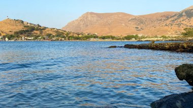 Gökçeada Kalekoy karşı kıyıdan liman manzarası. Çanakkale, hindi. Imbros Adası.