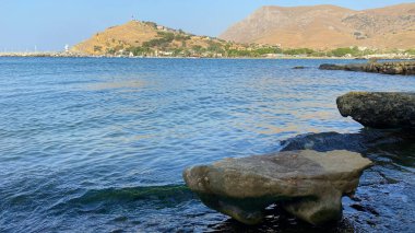 Gökçeada Kalekoy karşı kıyıdan liman manzarası. Çanakkale, hindi. Imbros Adası.