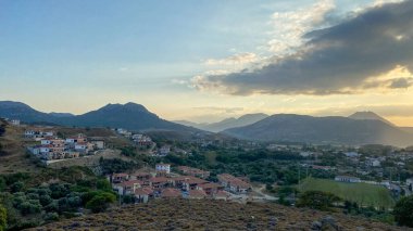 Gökçeada, Imbros Adası şehir merkezi. Gün batımında Zeytinliköy köyü, volkanik dağlar manzaralı.