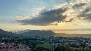 Gökçeada, Imbros Adası şehir merkezi. Gün batımında Zeytinliköy köyü, volkanik dağlar manzaralı.